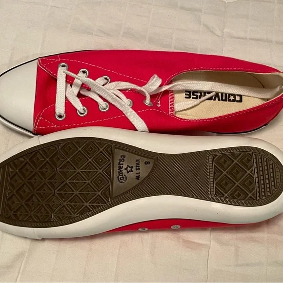 Size 7 Women’s Red Converse Low-Tops - Picture 4 of 7